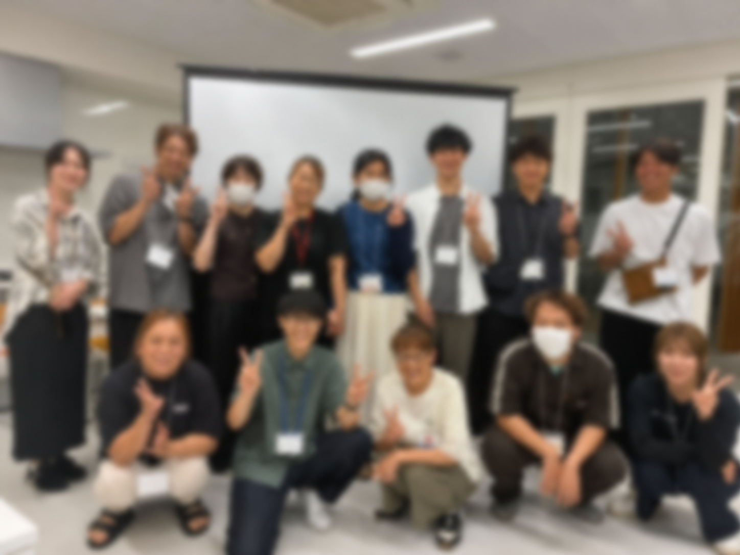 介護・福祉の方々との交流会の集合写真（プライバシー保護のため写真全体をぼかしています）